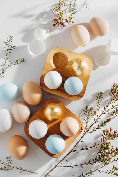 Telur Berwarna Alami Dalam Kotak Telur Kayu Dan Bunga Dengan — Stok Foto