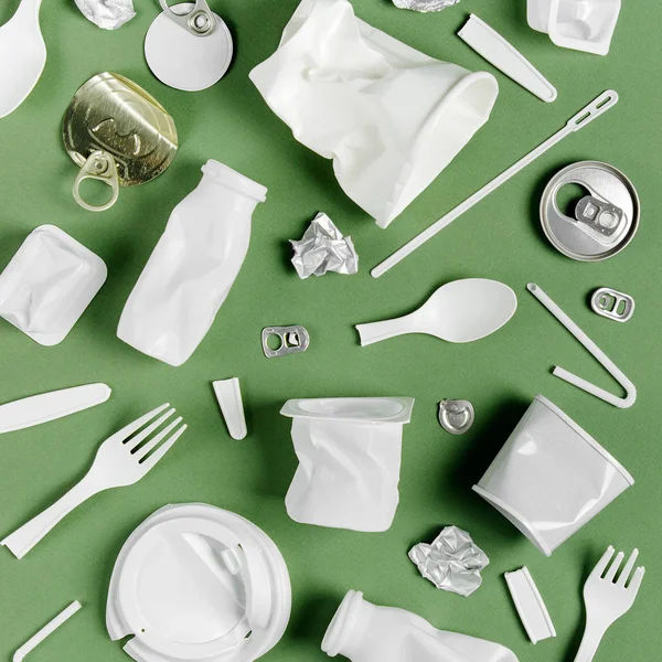 Recogida Residuos Plásticos Sobre Fondo Verde Concepto Reciclaje Plástico Ecología — Foto de Stock