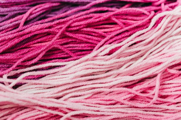 Розовый Радужный Yarn Вязания Крупным Планом — стоковое фото