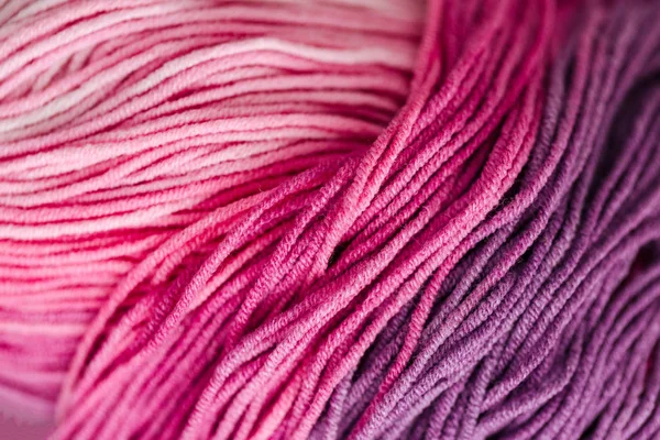 Różowy Tęcza Kolorowych Włóczek Dziewiarskich Zamknij — Zdjęcie stockowe