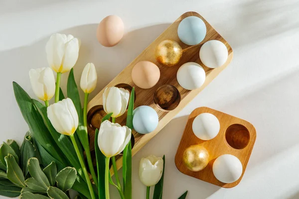 Tulipanes Blancos Huevos Caja Huevos Madera Con Luz Solar Sobre — Foto de Stock