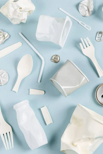 Mavi Arkaplanda Beyaz Tek Kullanımlık Plastik — Stok fotoğraf