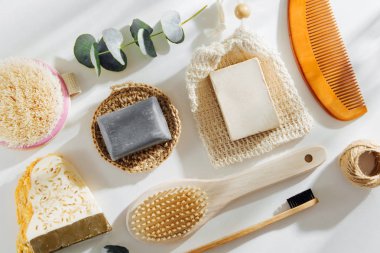 Sabun Eko Torbası, bambu diş fırçası, doğal fırça Eko Kozmetik ürünleri ve aletleri. Sıfır atık, plastiksiz. Sürdürülebilir yaşam tarzı kavramı.