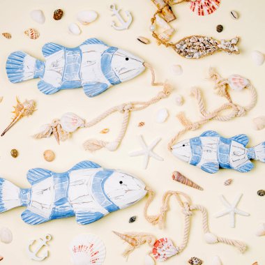 Dekoratif balık deniz kabuklarını ve denizyıldızı pastel bir arka plan ile. Yaz saati kavramı. Deniz desen.