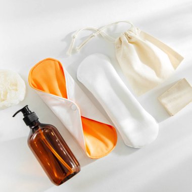 Sıfır atık için kişisel hijyen sağlar. Yeniden kullanılabilir bez adet yastıkları ve doğal banyo aksesuarları. Sürdürülebilir bir yaşam tarzı. Plastik ücretsiz kavramı.