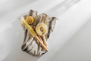Bulaşık yıkama fırçaları beyaz arka plan üzerinde. Sıfır atık kavramı. Plastik ücretsiz. Düz yatıyordu, en iyi görünümü