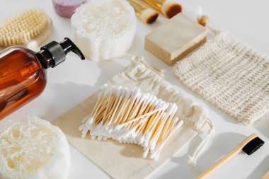 Eko kozmetik ürünler ve araçlar kümesi. Sabun, şampuan şişeleri, bambu diş fırçası, doğal ahşap fırça. Sıfır atık plastik ücretsiz. Sürdürülebilir yaşam tarzı kavramı. 