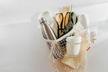 Kafes Pazar çanta Bambu çatal bıçak takımı, yeniden kullanılabilir kahve kupa ve su şişesi. Sürdürülebilir bir yaşam tarzı. Plastik ücretsiz kavramı.