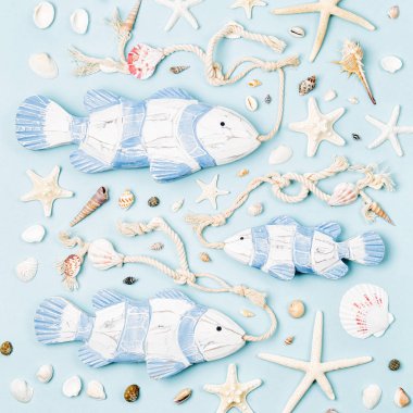 Dekoratif balık deniz kabuklarını ve denizyıldızı pastel bir arka plan ile. Yaz saati kavramı. Deniz desen.