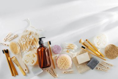 Eko doğal banyo aksesuarları, doğal kozmetik ürünler ve araçlar. Sıfır atık kavramı. Plastik ücretsiz. Düz yatıyordu, en iyi görünümü