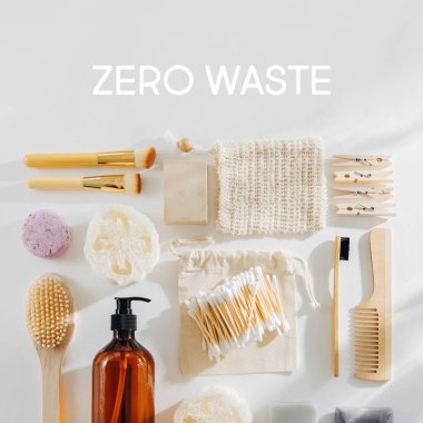 Eko kozmetik ürünler ve araçlar kümesi. Sabun, şampuan şişeleri, bambu diş fırçası, doğal ahşap fırça. Sıfır atık plastik ücretsiz. Sürdürülebilir yaşam tarzı kavramı. 