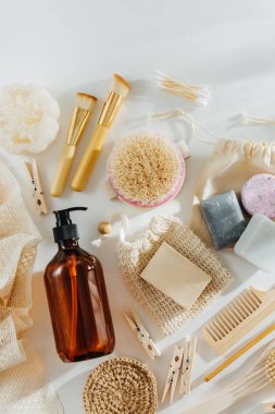 Eko kozmetik ürünler ve araçlar kümesi. Sabun, şampuan şişeleri, bambu diş fırçası, doğal ahşap fırça. Sıfır atık plastik ücretsiz. Sürdürülebilir yaşam tarzı kavramı. 
