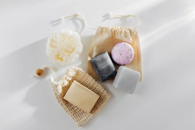 Eko doğal sabun ve katı şampuan Bar. Sıfır atık kavramı. Plastik ücretsiz. Düz yatıyordu, en iyi görünümü