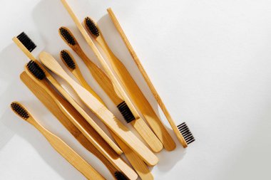 Eko Dostu bambu fırçası banyo temel beyaz arka plan üzerinde siyah kıl ile. Sıfır atık, plastik ücretsiz kavramı. 