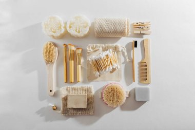 Sıfır atık için kişisel hijyen sağlar. Eco sabun, bambu diş fırçası, doğal ahşap fırça. Sürdürülebilir bir yaşam tarzı. Plastik ücretsiz kavramı