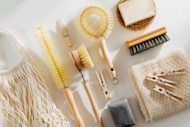 Sıfır atık, compostable temizlik araçları. Ahşap çanak fırça, clothespins, sabun ve Pazar çantası kafes. Eko Dostu kavramı.