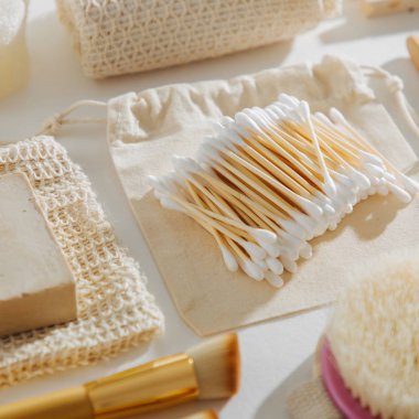 Doğal bambu kulak Eko banyo aksesuarları, kozmetik ürünler ve araçlar ile sopa. Sıfır atık kavramı. Plastik ücretsiz. Düz yatıyordu, en iyi görünümü