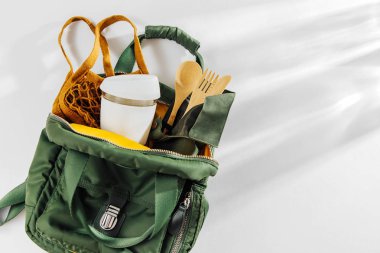Yeşil sırt çantası ile mesh Pazar çantası, bambu çatal ve yeniden kullanılabilir kahve kupa. Sürdürülebilir bir yaşam tarzı. Sıfır atık, plastik ücretsiz kavramı.
