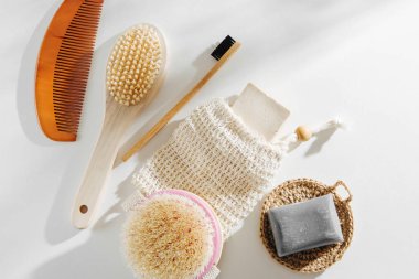 Eko doğal banyo aksesuarları, doğal kozmetik ürünler ve araçlar. Sıfır atık kavramı. Plastik ücretsiz. Düz yatıyordu, en iyi görünümü 