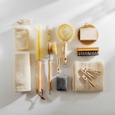 Doğal çanak fırça ve araçları sabun ile temizlik. Sıfır atık kavramı. Plastik ücretsiz. Düz yatıyordu, en iyi görünümü