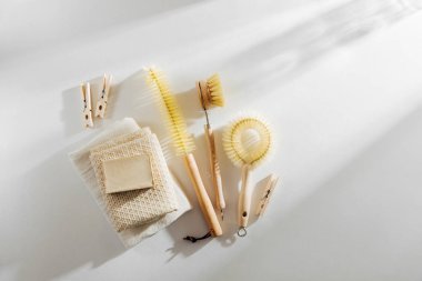 Sıfır atık, compostable temizlik araçları. Ahşap çanak fırça ve clothespins dönüştürün. Eko Dostu kavramı.