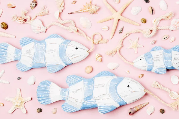 Peces Decorativos Con Conchas Mar Estrellas Mar Sobre Fondo Pastel —  Fotos de Stock