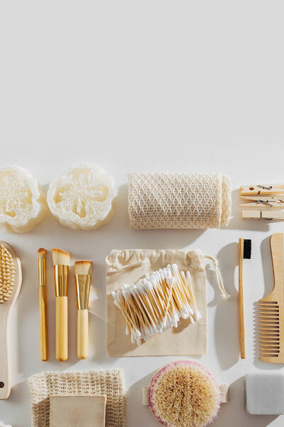 Ноль отходов для личной гигиены. Эко-мыло, бамбуковая зубная щетка, натуральная деревянная щетка. Устойчивый образ жизни. Пластиковая концепция
