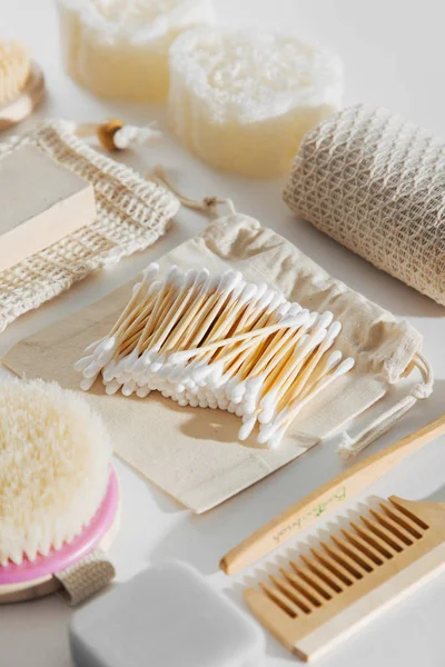 Naturlig Bambu Öra Sticker Med Eco Badrumstillbehör Kosmetikprodukter Och Verktyg — Stockfoto