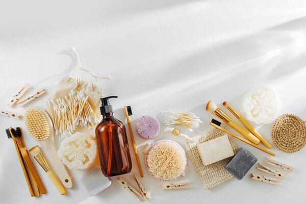 Эко натуральные принадлежности для ванной комнаты, натуральные косметические средства и инструменты. Концепция нулевых отходов. Без пластика. Плоский, вид сверху
