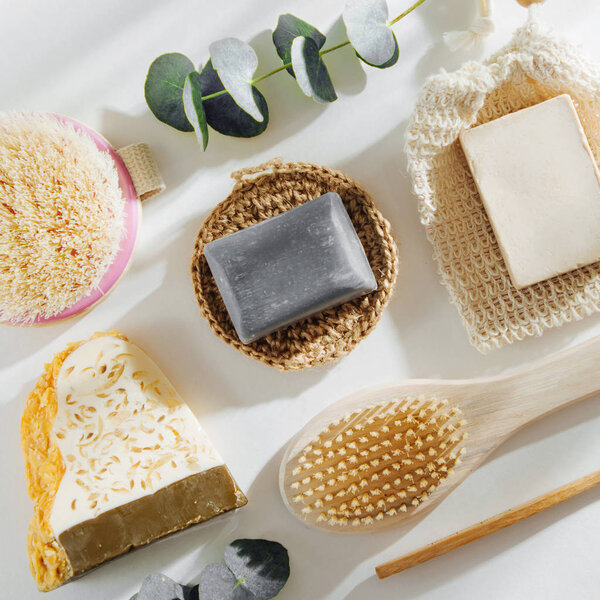 Набор мыльной эко-сумки, бамбуковой зубной щетки, натуральных косметических средств и инструментов. Нулевые отходы, без пластика. Концепция устойчивого образа жизни.