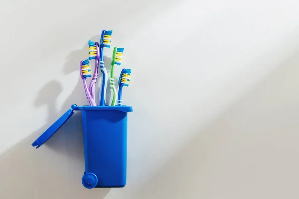 Escovas Dentes Plástico Caixote Lixo Fundo Branco Conceito Reciclagem Plástico — Fotografia de Stock