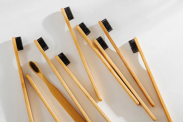 Ahşap Eko Bambu Diş Fırçası Ile Beyaz Arka Planda Siyah — Stok fotoğraf
