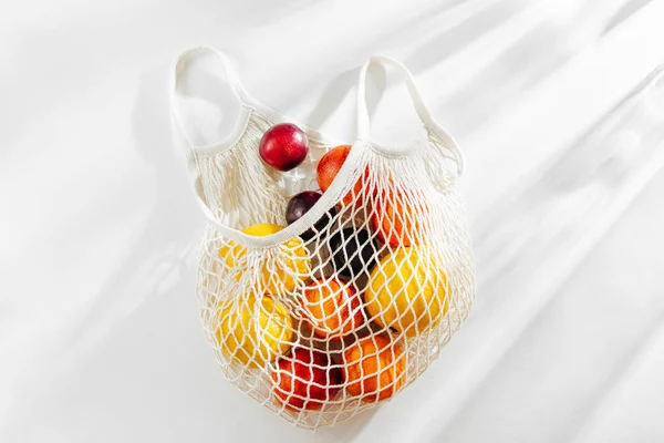 有水果的棉网袋 可持续的生活方式 生态友好概念 — 图库照片