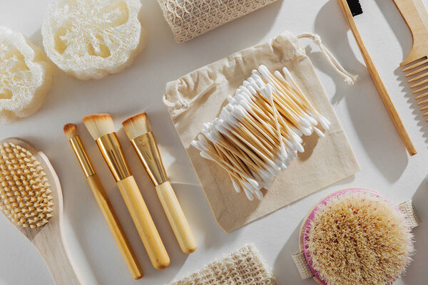 Эко натуральные принадлежности для ванной комнаты, натуральные косметические средства и инструменты. Концепция нулевых отходов. Без пластика. Плоский, вид сверху
