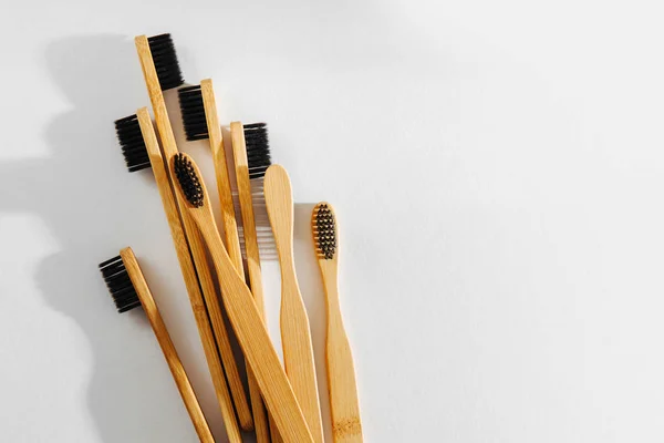 Holzzahnbürsten Aus Öko Bambus Mit Schwarzen Borsten Auf Weißem Hintergrund — Stockfoto