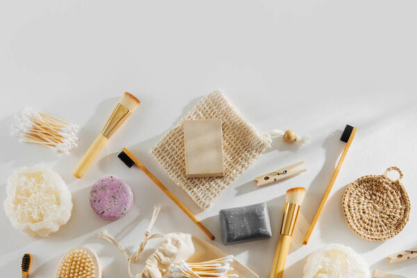 Набор косметических средств и инструментов Eco. Мыло, бутылки шампуня, зубная щетка бамбука, натуральная деревянная щетка. Нулевые отходы, без пластика. Концепция устойчивого образа жизни
. 