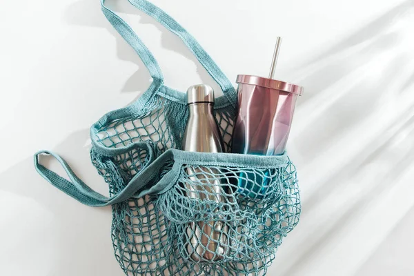 Mesh Tas Met Herbruikbare Metalen Bidon Cup Witte Achtergrond Duurzame — Stockfoto