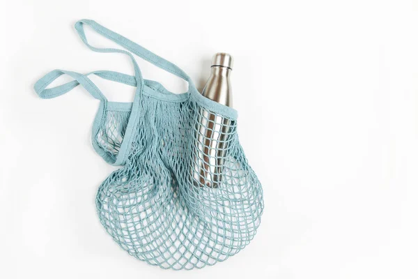 Bolsas Malla Con Botella Agua Metálica Reutilizable Sobre Fondo Blanco — Foto de Stock