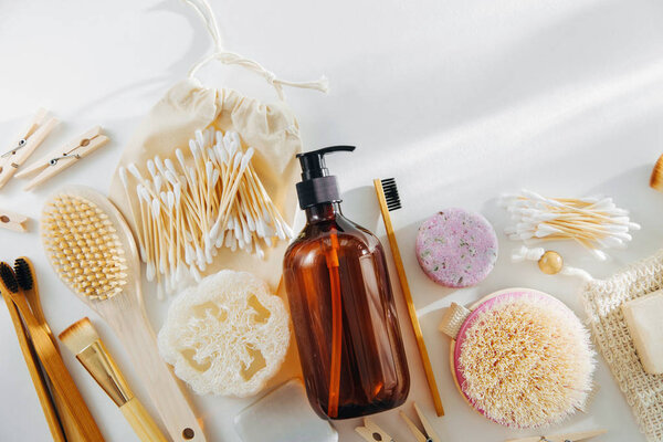 Ноль отходов для личной гигиены. Эко мыло, бутылки шампуня, зубная щетка бамбука, натуральная деревянная щетка. Устойчивый образ жизни. Пластиковая концепция
