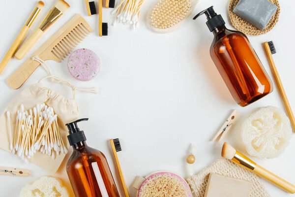 Набор косметических средств и инструментов Eco. Мыло, бутылки шампуня, зубная щетка бамбука, натуральная деревянная щетка. Нулевые отходы, без пластика. Концепция устойчивого образа жизни
. 