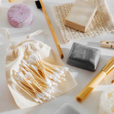 Doğal bambu kulak Eko banyo aksesuarları, kozmetik ürünler ve araçlar ile sopa. Sıfır atık kavramı. Plastik ücretsiz. Düz yatıyordu, en iyi görünümü