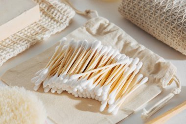 Doğal bambu kulak Eko banyo aksesuarları, kozmetik ürünler ve araçlar ile sopa. Sıfır atık kavramı. Plastik ücretsiz. Düz yatıyordu, en iyi görünümü