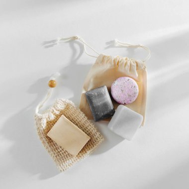 Eko doğal sabun ve katı şampuan Bar. Sıfır atık kavramı. Plastik ücretsiz. Düz yatıyordu, en iyi görünümü