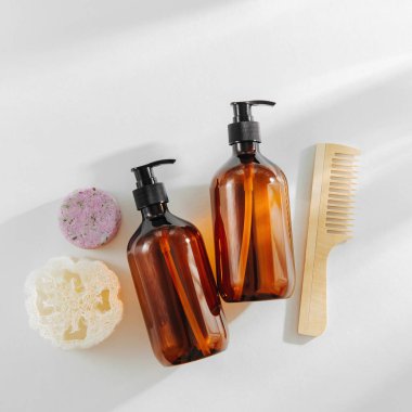 Eko doğal sabun, katı şampuan Bar ve pompa şişe. Sıfır atık kavramı. Plastik ücretsiz. Düz yatıyordu, en iyi görünümü