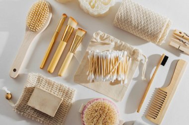Sıfır atık için kişisel hijyen sağlar. Eco sabun, bambu diş fırçası, doğal ahşap fırça. Sürdürülebilir bir yaşam tarzı. Plastik ücretsiz kavramı