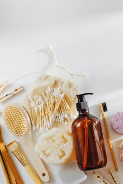 Eko doğal banyo aksesuarları, doğal kozmetik ürünler ve araçlar. Sıfır atık kavramı. Plastik ücretsiz. Düz yatıyordu, en iyi görünümü