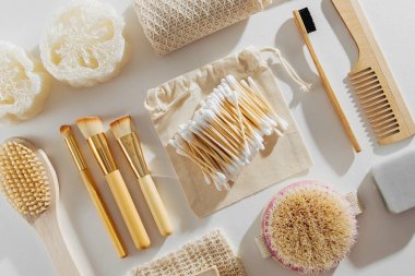 Sıfır atık için kişisel hijyen sağlar. Eco sabun, bambu diş fırçası, doğal ahşap fırça. Sürdürülebilir bir yaşam tarzı. Plastik ücretsiz kavramı