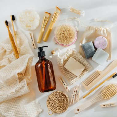 Eko kozmetik ürünler ve araçlar kümesi. Sabun, şampuan şişeleri, bambu diş fırçası, doğal ahşap fırça. Sıfır atık plastik ücretsiz. Sürdürülebilir yaşam tarzı kavramı. 