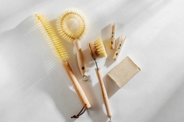 Eko Dostu doğal temizlik araçları ve ürünleri, bambu çanak fırçalar ve sabun beyaz arka plan üzerinde. Sıfır atık kavramı. Plastik ücretsiz. Düz yatıyordu, en iyi görünümü