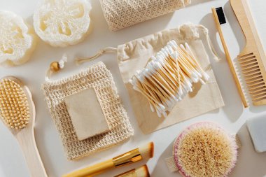 Eko doğal banyo aksesuarları, doğal kozmetik ürünler ve araçlar. Sıfır atık kavramı. Plastik ücretsiz. Düz yatıyordu, en iyi görünümü